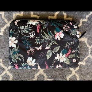 kate spade Bags - Kate Spade Universale Laptop sleeve kate spade Bags - Kate Spade Universale Laptop sleeve